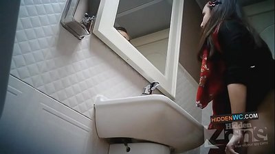 Запіс схаванай камеры ў жаночай прыбіральні (1)