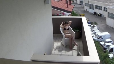 Шпіёніць за маім маладым суседам па пакоі, які мастурбуе на балконе