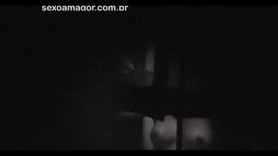 Бландзінка таемна здымаецца на відэа з суседскага вуаерыста, схаванага за пустымі цэгламі