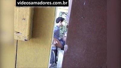 Вуаерыст здымае трах маладой пары, пакуль не выявіць відэазапіс