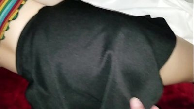 Спячая цнатлівая сястра-школьніца дастае пальцамі сваю тугую попу